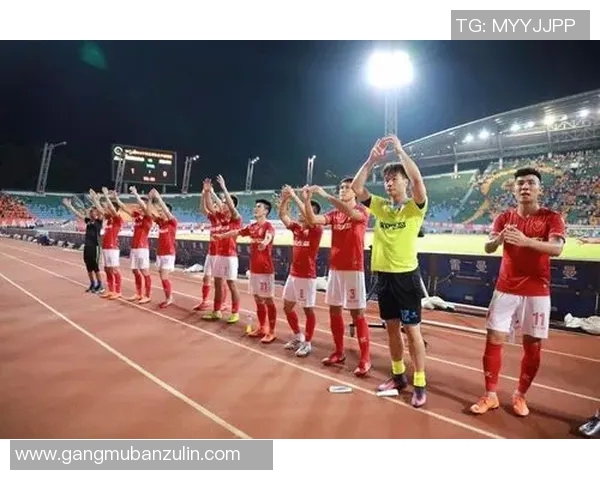 武汉卓尔迎战梅县铁汉争夺中甲联赛关键三分的激烈对决